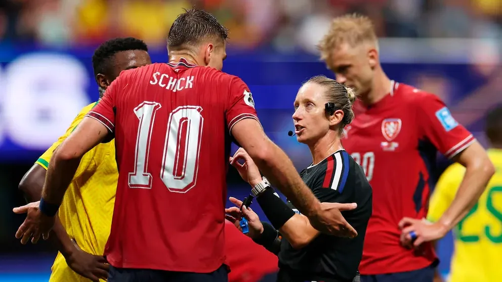 La estadounidense llegó a la Copa del Mundo masculina con un recorrido que incluye la Major League Soccer y finales internacionales (REUTERS/Siphiwe Sibeko)